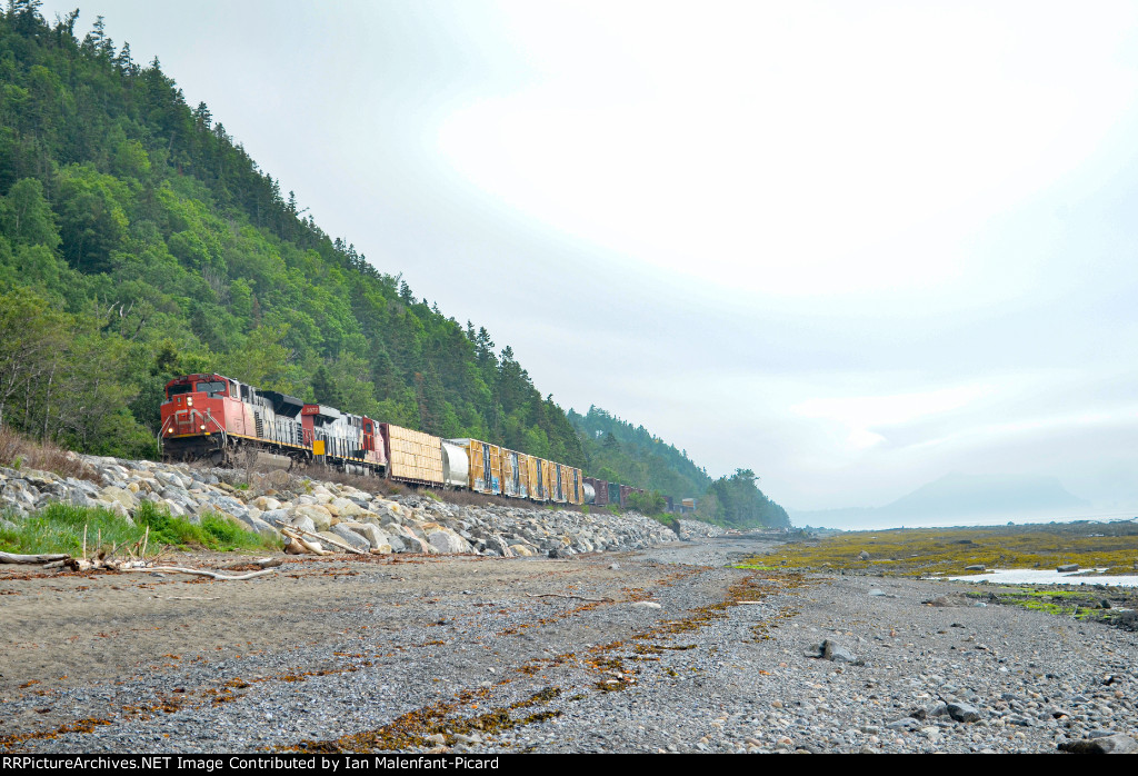 8871 leads CN 402 at lAnse-Au-Sable